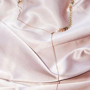 Drop Pearl Larynx Necklace with Leaf Detailing